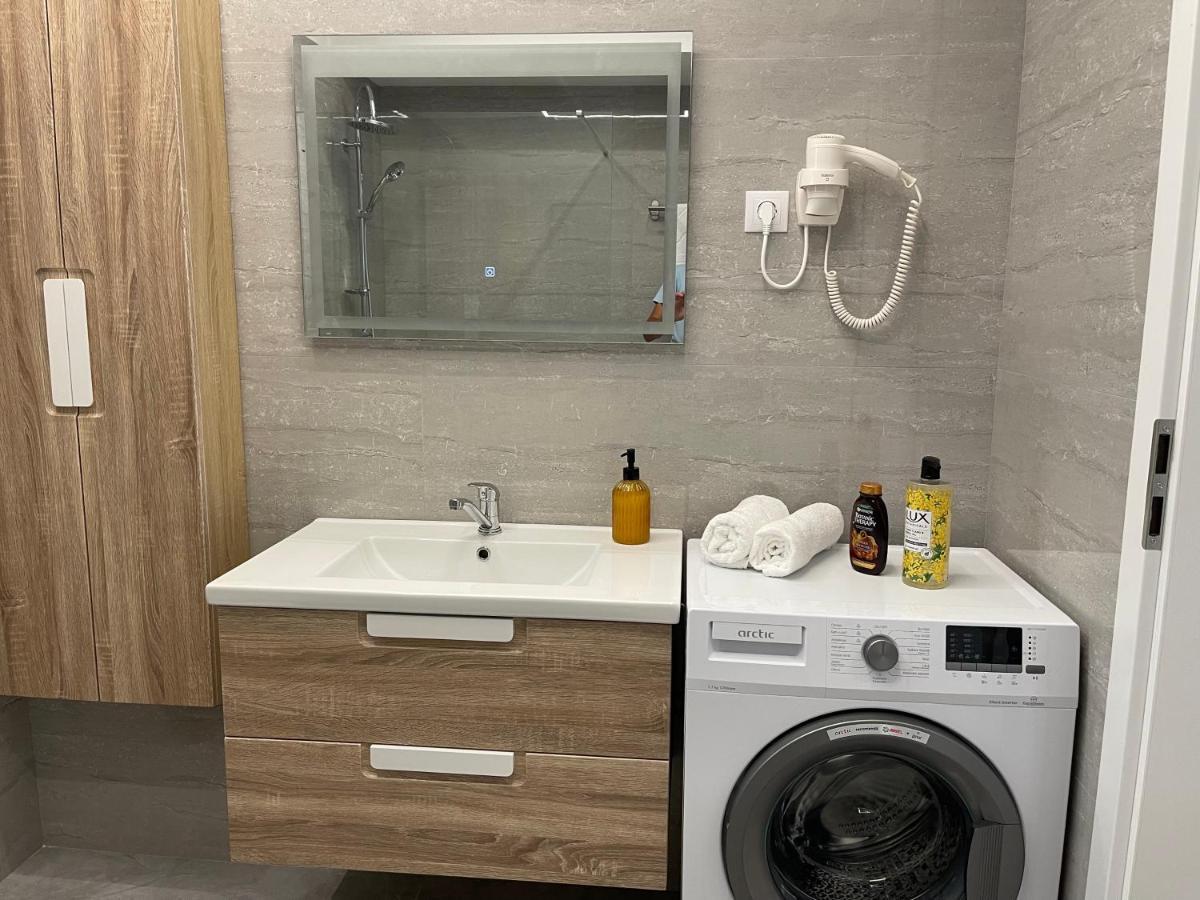 Noah Apartment Self Check-In Otopeni Eksteriør billede